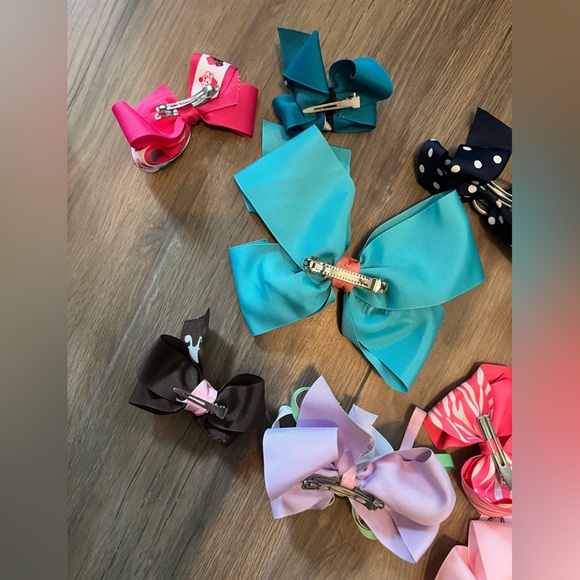 Bundle of bows some with "A" monogram - Picture 5 of 6